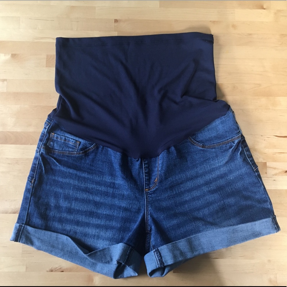Medium Wash Maternity Denim Shorts, L